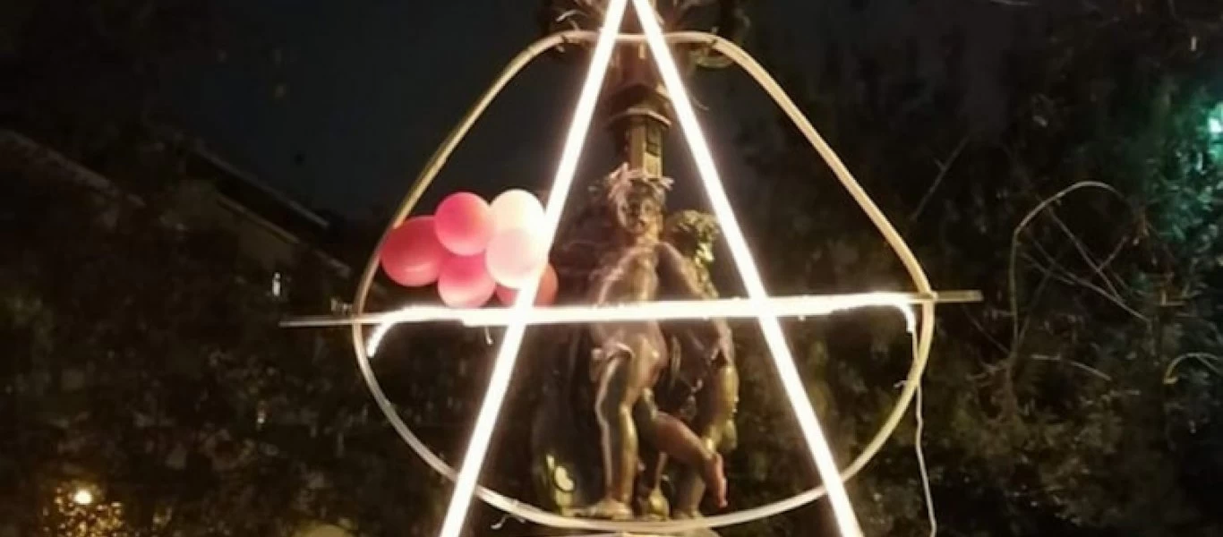 Εξάρχεια: «Στόλισαν» την πλατεία με το σύμβολο της αναρχίας (φωτό)